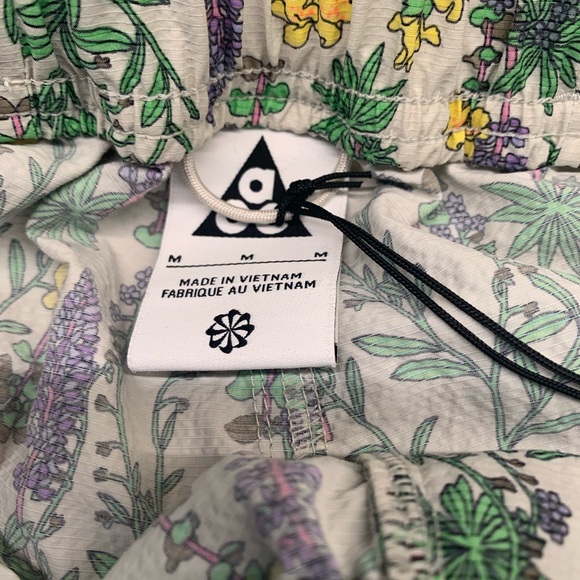 NWOT NIKE ACG Snowgrass Cream Floral Men's Cargo Shorts Size M - Picture 8 of 16